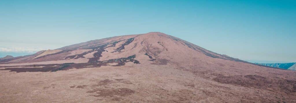 Vue panoramique sur le piton de la fournaise avec un ciel bleu