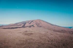 Point de vue sur le piton de la fournaise avec un ciel bleu
