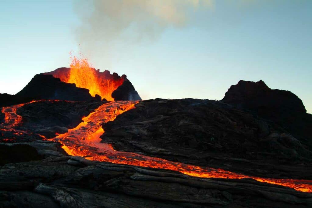 Éruption volcanique du Piton de la fournaise avec cratère et coulée de lave
