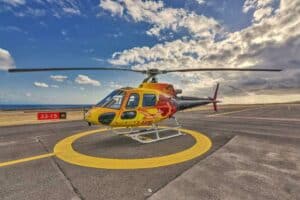 Hélicoptère au sol avec Mafate Hélicoptères