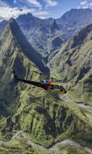 Hélicoptère en survol du cirque de Mafate avec Mafate Hélicoptères