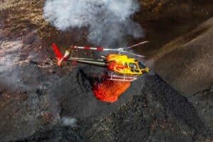 Mafate Hélicoptres survol le volcan en éruption